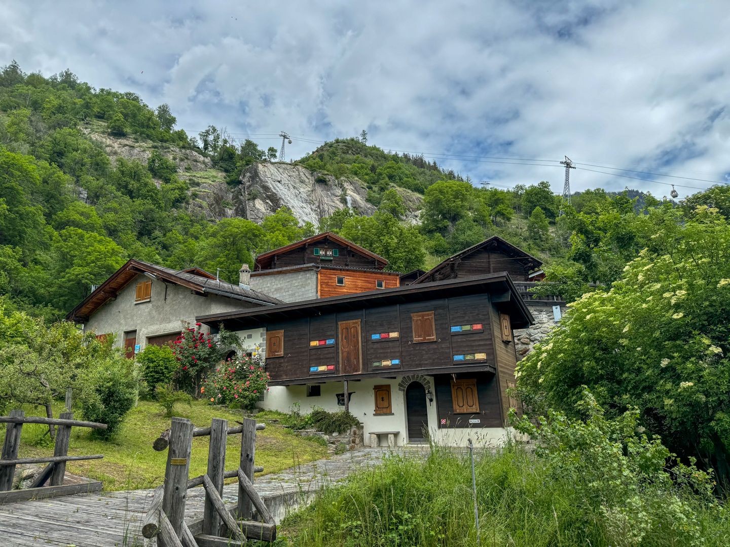 In Mörel mit Blick auf die Luftseilbahn nach Ried-Mörel