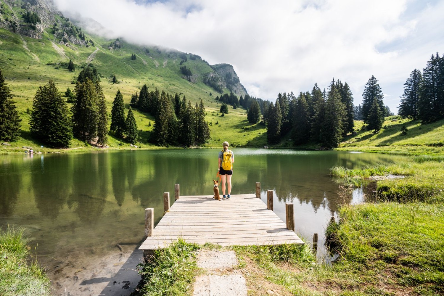 Entspannen am Lac Retaud: Eine Pause auf dem idyllischen Steg ist ein Muss.