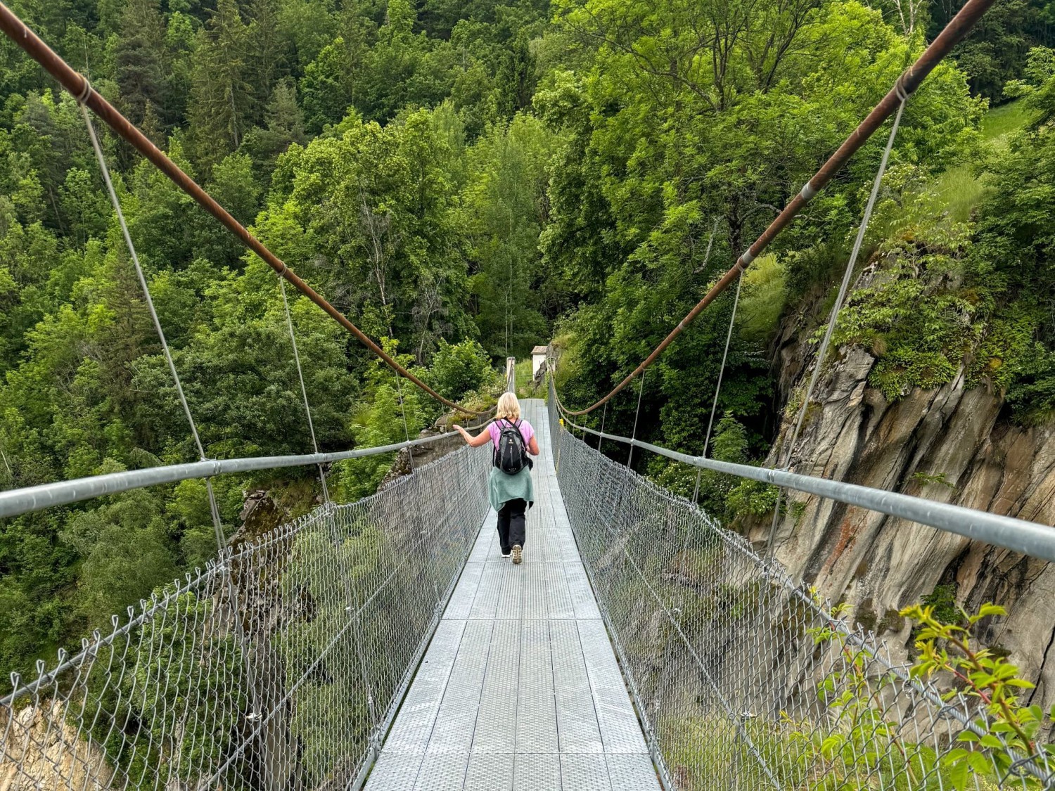 Die Überquerung der Hängebrücke Massegga ist eines der Highlights der Wanderung.