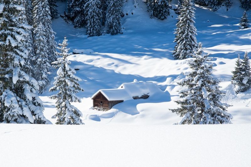 Une note rustique grâce aux nombreuses étables enneigées de la région de l’Alp Sellamatt